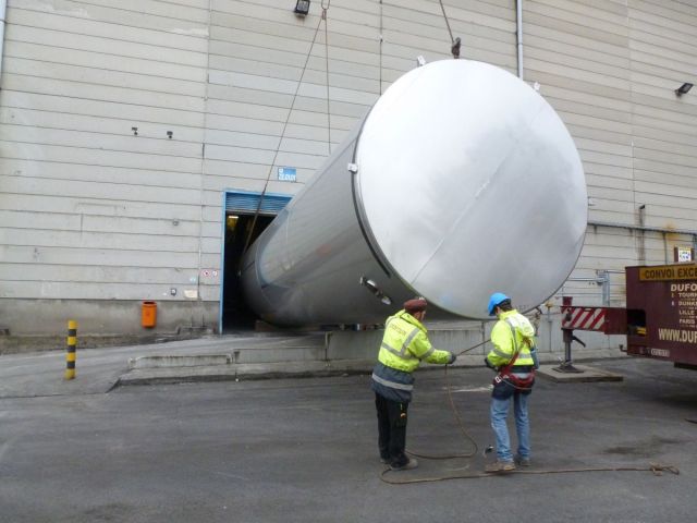 2 x 105 m³ AISI316L; RVS tanks; enkelwandig; vertikaal, vlakke bodem, warmtewisselaar