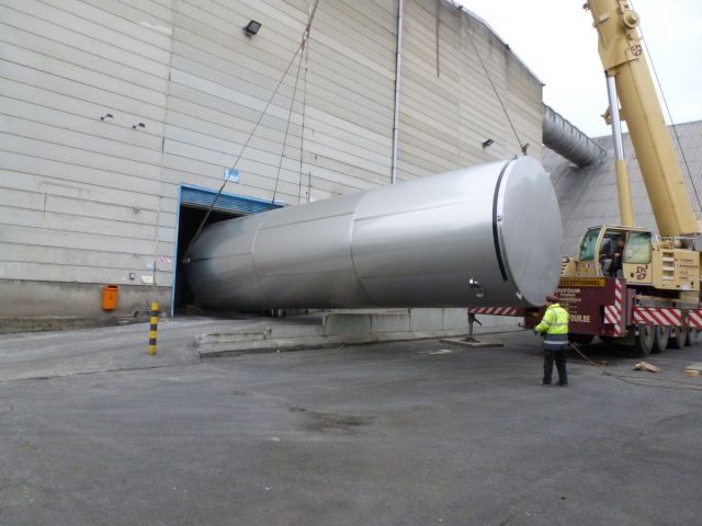 2 x 105 m³ AISI316L; RVS tanks; enkelwandig; vertikaal, vlakke bodem, warmtewisselaar