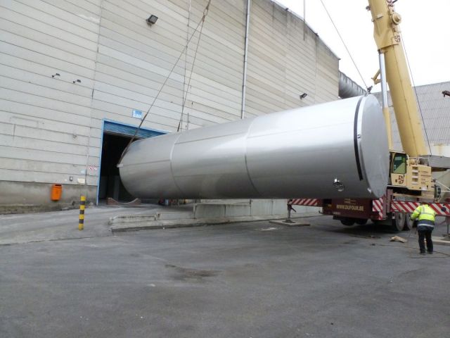 2 x 105 m³ AISI316L; RVS tanks; enkelwandig; vertikaal, vlakke bodem, warmtewisselaar