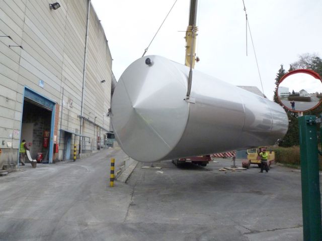 2 x 105 m³ AISI316L; RVS tanks; enkelwandig; vertikaal, vlakke bodem, warmtewisselaar