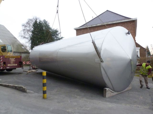 2 x 105 m³ AISI316L; RVS tanks; enkelwandig; vertikaal, vlakke bodem, warmtewisselaar