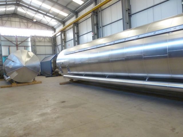 4 x 73m³ AISI316L; geisoleerd; vertikaal; sterk conisch op rok; warmtewisselaar