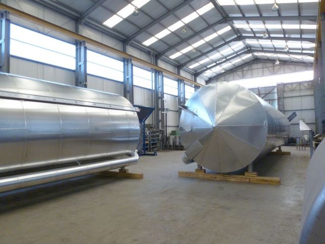 4 x 73m³ AISI316L; geisoleerd; vertikaal; sterk conisch op rok; warmtewisselaar