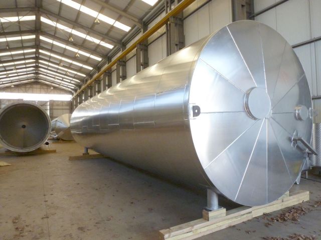 4 x 73m³ AISI316L; geisoleerd; vertikaal; sterk conisch op rok; warmtewisselaar