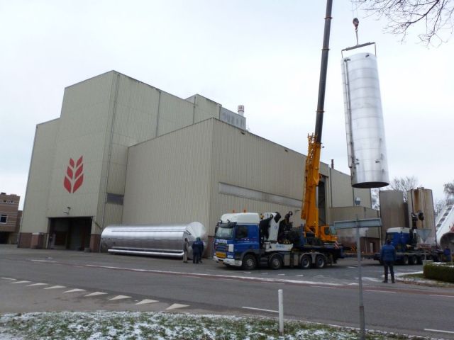 4 x 73m³ AISI316L; geisoleerd; vertikaal; sterk conisch op rok; warmtewisselaar