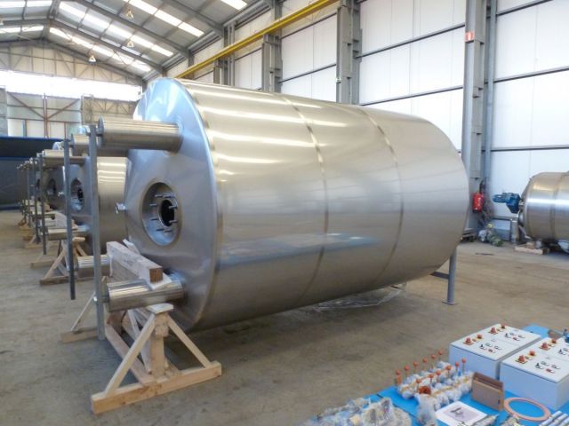 4 x 14m³ AISI304; BBT roestvrijstalen druktanks voor bier;  geisoleerd; vertikaal; warmtewisselaar