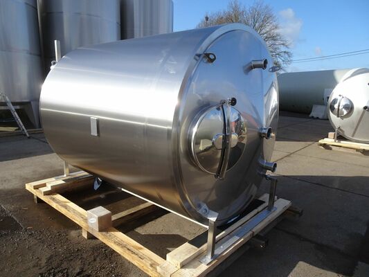 2 x Nieuwe roestvrijstalen verticale opslagtanks van 5.400L in AISI304L