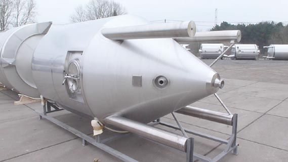 2 x 15m³ AISI304; roestvrijstalen koeltanks; enkelwandig; vertikaal; warmtewisselaar & 1 x 9m³ AISI304; CCT fermentatie tank; geisoleerd; vertikaal; 3 barg; warmtewisselaar