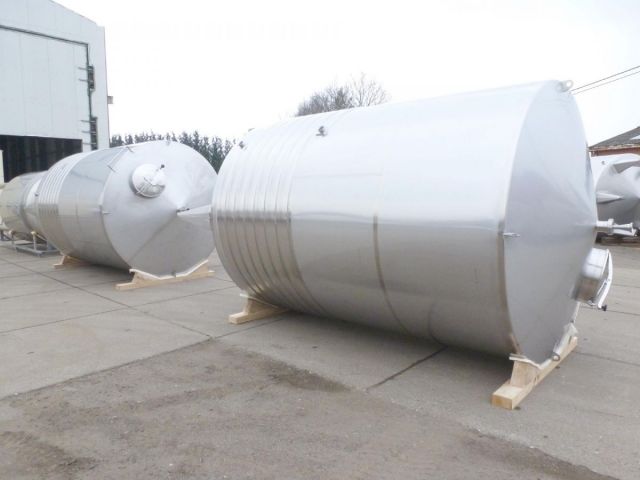 2 x 15m³ AISI304; roestvrijstalen koeltanks; enkelwandig; vertikaal; warmtewisselaar & 1 x 9m³ AISI304; CCT fermentatie tank; geisoleerd; vertikaal; 3 barg; warmtewisselaar