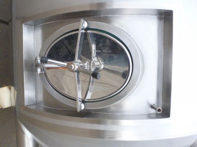 2 x 15m³ AISI304; roestvrijstalen koeltanks; enkelwandig; vertikaal; warmtewisselaar & 1 x 9m³ AISI304; CCT fermentatie tank; geisoleerd; vertikaal; 3 barg; warmtewisselaar