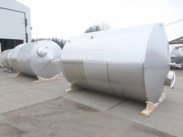 2 x 15.000L - 126 US bbl - 3.960 US gal AISI304; single jacket; vertical; heat-exchanger & 1 x 9.000L - 75 US bbl - 2.377 US gal AISI304; CCT fermenter; insulated; vertical; 3 barg; heat-exchanger