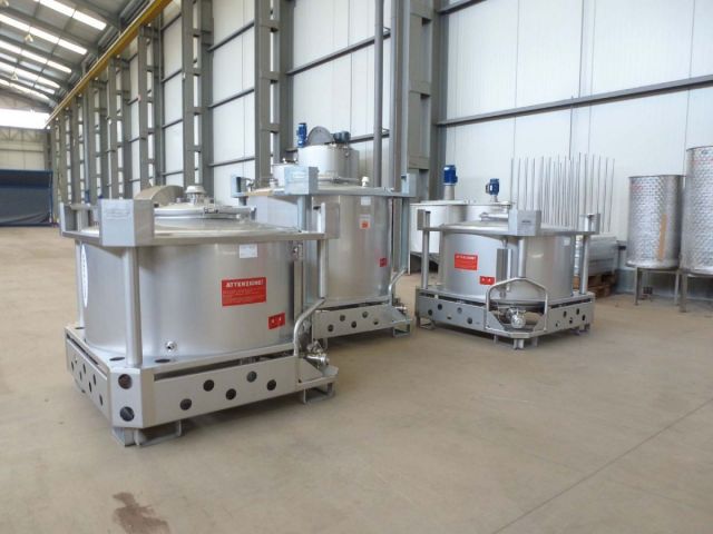 2 x 500L - 4 US bbl - 132 US gal  AISI316 & 1 x 750L - 6.2 US bbl - 200 US gal  AISI304 UN-approved IBC