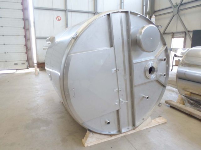 1 x 3.5m³ & 1 x 6.8m³ AISI316L; roestvrijstalen opslagtanks; enkelwandig, vertikaal