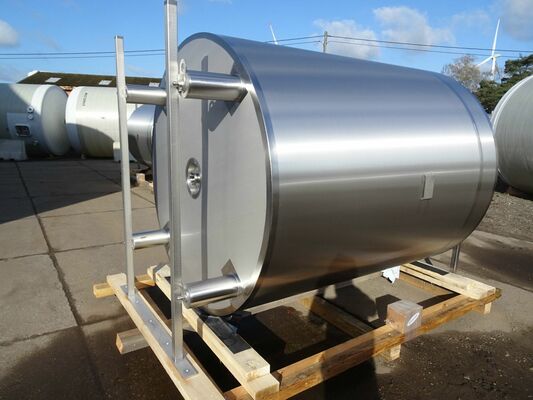 2 x Nieuwe roestvrijstalen verticale opslagtanks van 5.400L in AISI304L