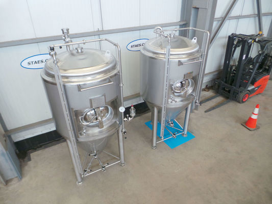 2 x 1.390L roestvrijstalen AISI304 CCT bier fermentatie tanks met een werkdruk van 3 bar