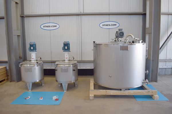 2 x 200L stainless-steel single skin mixing tanks and 1 x 1470L stainless-steel mixing tank with heat-exchanger and insulation mengtank