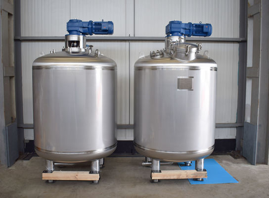 OR170142: 2 x 2.450L AISI304L RVS roestvrijstalen druktanks voor 3bar werkdruk, de tanks zijn enkelwandig voor verticale opstelling