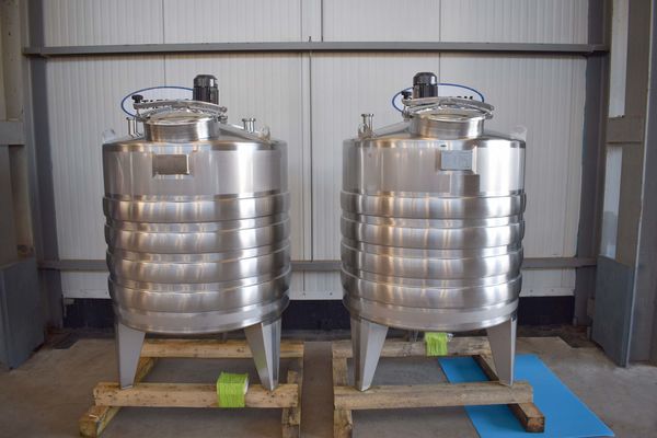 OR171300: 2 x 1.000L AISI316L Roestvrijstalen mengtanks voorzien van warmtewisselaar en een propellor roerwerk