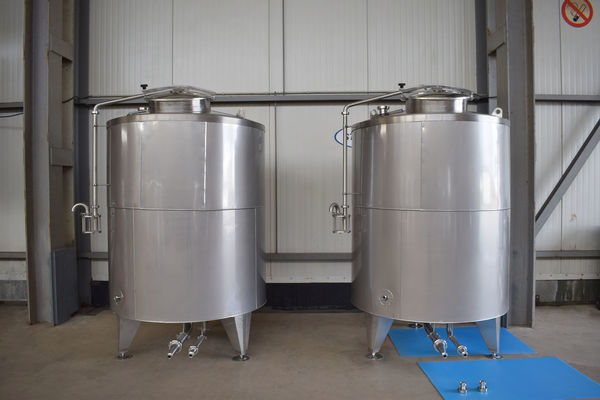 OR171089: 2 x 2000L AISI316L roestvrijstalen bier fermentatie tanks voorzien van een warmtewisselaar, isolatie en een waterlot