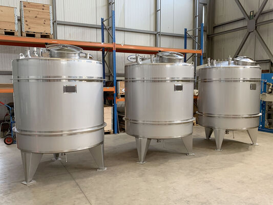 3 cuves de mélange verticaux en acier inoxydable AISI 304L de 3 x 3300 litres
