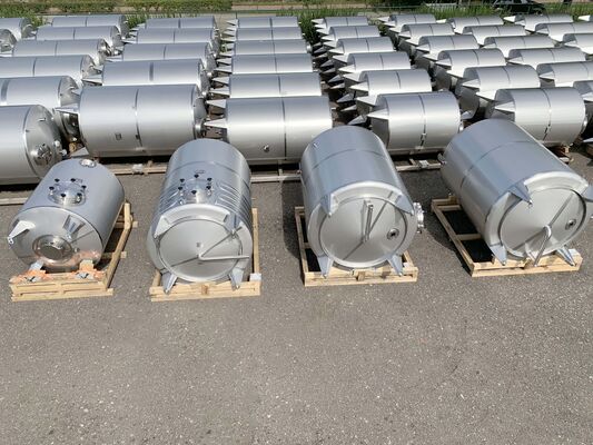 4 x Neue vertikale AISI316L-Tanks aus Edelstahl von 3.000 l - 8.000 l und 9.000 l