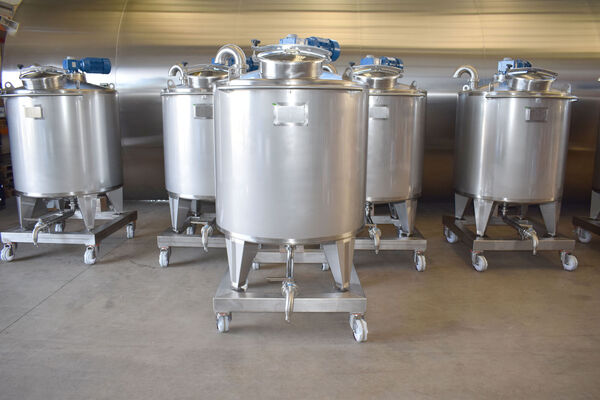 6 x new stainless steel AISI316L mobile mixing tanks with a capacity of 1,100L
