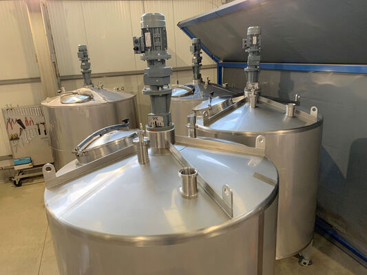 2 x New 3.300L Stainless Steel Single skin vertical mixing tanks in AISI316 + 2 x New stainless steel insulated vertical mixing tanks of 3,300L in AISI316 equipped with a heat exchanger