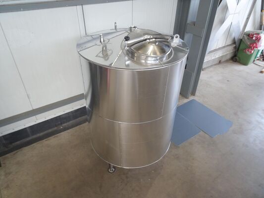 1 x Neuer 2.000-Liter-Edelstahl-isolierter vertikaler Tank aus AISI316L-Edelstahl.