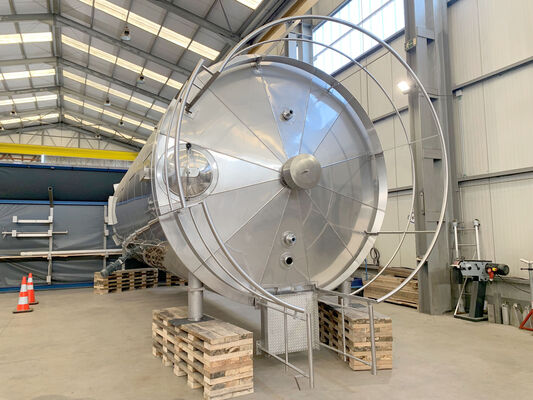 2 x Nieuwe roestvrijstalen geïsoleerde verticale tanks van 50.000L  in AISI316 De tanks zijn voorzien van een roerwerk in de zijkant.