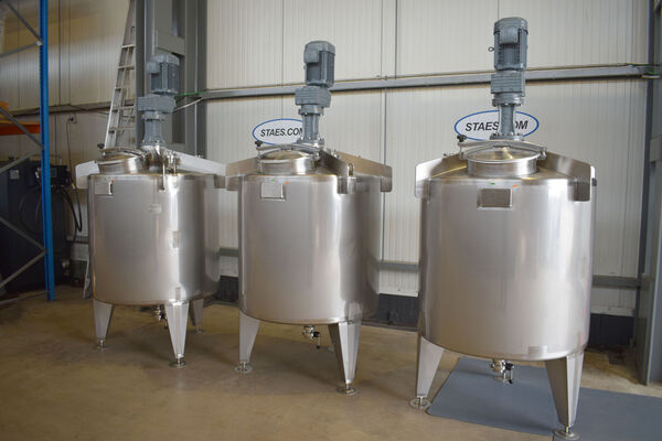 3 x Nieuwe roestvrijstalen verticale mengtanks van 1.000L  in AISI316L