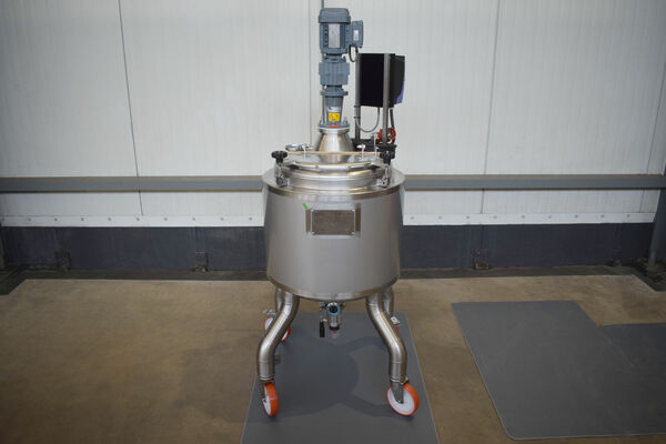 1 x New 100L stainless-steel AISI316L vertical mixing tank.