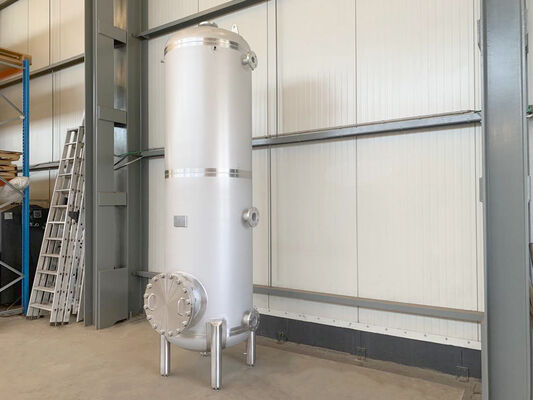 1 x New 1.900L stainless-steel AISI316L vertical pressure tank.