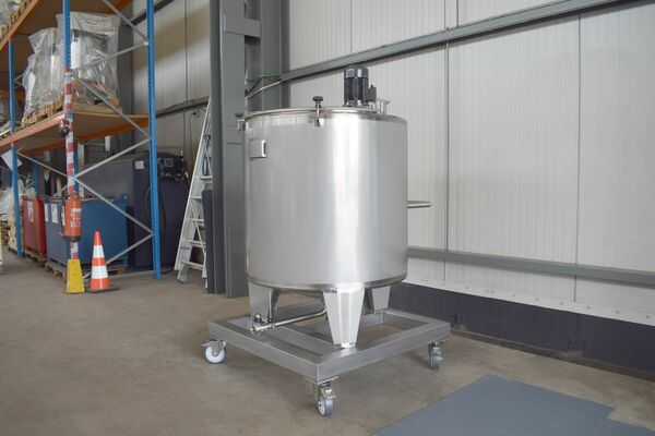 1 x Nieuwe roestvrijstalen verticale mengtank van 1000L  in AISI316L