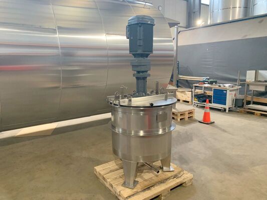 1 x New 500L stainless-steel AISI316L vertical mixing tank.