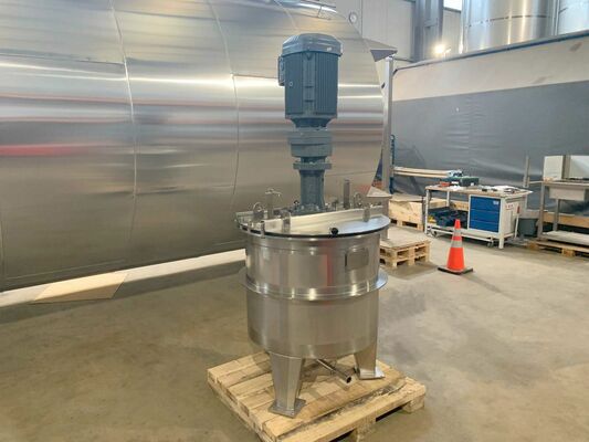 1 x New 500L stainless-steel AISI316L vertical mixing tank.