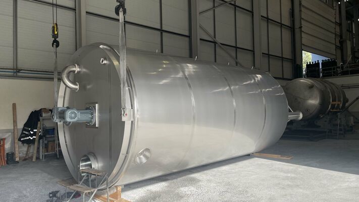 1 x Nieuwe roestvrijstalen verticale mengtank van 34.000L in AISI316L