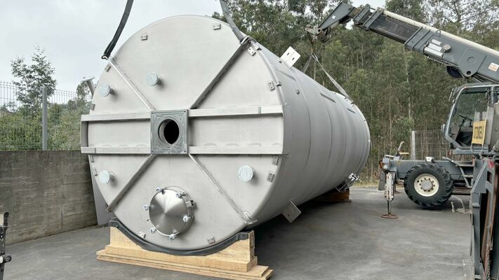 2 x Nieuwe roestvrijstalen verticale opslagtanks van 61.000L in AISI316L