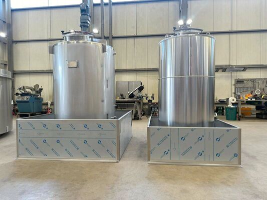 1 x Nieuwe roestvrijstalen verticale mengtank van 2.000L in AISI316L 1 x Nieuwe roestvrijstalen verticale opslagtank van 1.000L in AISI316L