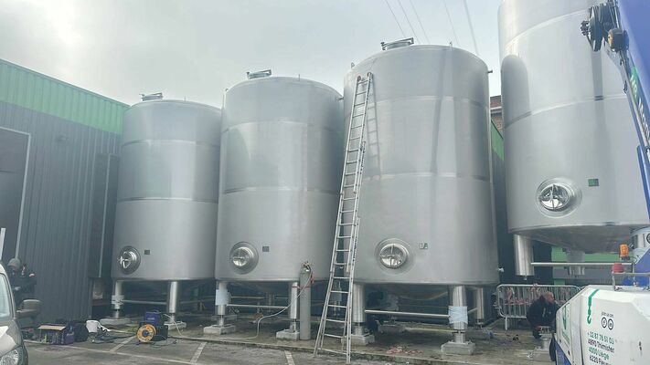 4 x Nieuwe roestvrijstalen verticale opslagtanks van 44.000L in AISI316L