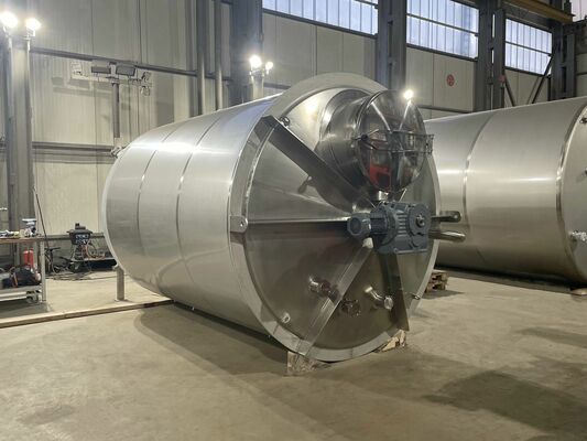 2 x Nieuwe roestvrijstalen verticale mengtanks van 15.300L in AISI316L
