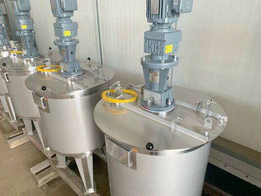 4 x Nieuwe roestvrijstalen verticale mengtanks van 200L in AISI316L