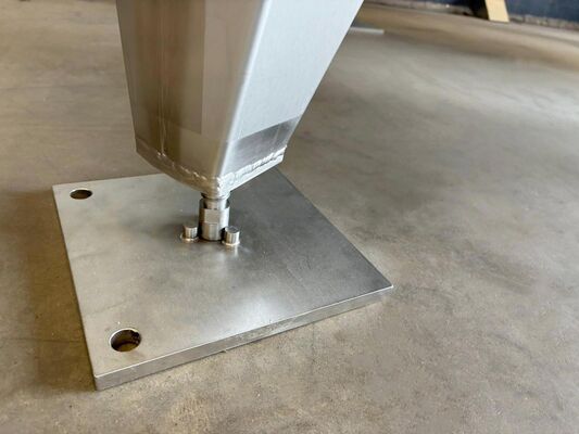 1 x Neuer vertikaler 2.000L Edelstahl-Mischbehälter aus AISI316L  1 x Neuer vertikaler 500L Edelstahl-Mischbehälter aus AISI316L