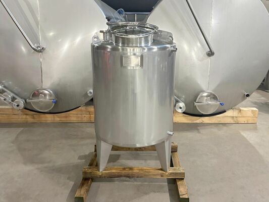 1 x Nouvelle cuve de mélange verticale 780 L en acier inoxydable AISI 316L.