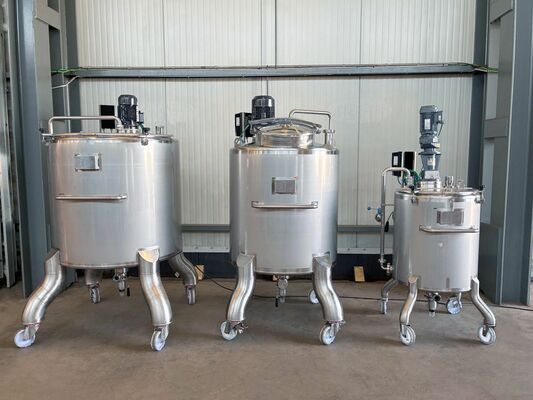1 x Nieuwe roestvrijstalen verticale mengtank van 300L in AISI316L. 1 x Nieuwe roestvrijstalen verticale mengtank van 830L in AISI316L. 1 x Nieuwe roestvrijstalen verticale mengtank van 1000L in AISI316L.