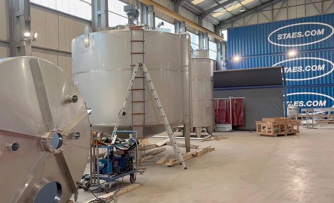 1 x stainless-steel second hand vertical mixing tank of 30.000L in stainless-steel AISI 304L.