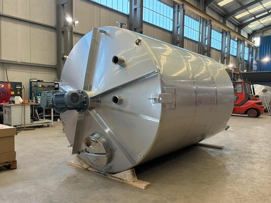 1 x cuve de mélange neuve verticale de 15.300L en acier inoxydable AISI304L.
