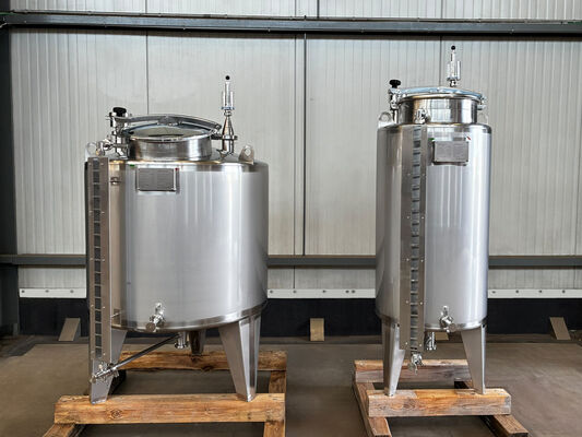 1 x New 300 L vertical stainless steel storage tank in AISI 316L. 1 x New 600 L vertical stainless steel storage tank in AISI 316L.