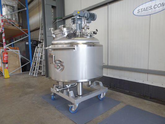 1 x New Stainless Steel AISI 316L 680L Vertical Mixing Tank. This tank is insulated and equipped with a heat exchanger and agitator
