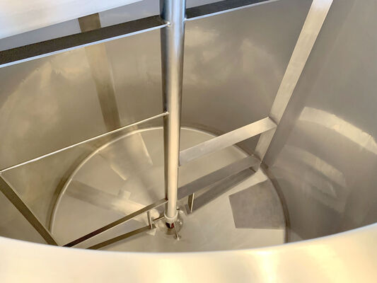 1 x New Stainless Steel AISI 316L vertical mixing tanks of 1,760L.