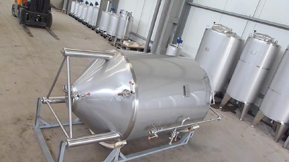 1 x 1.950L - 16 US bbl - 515 US gal  AISI304; heat-exchanger; insulation; vertical; conical